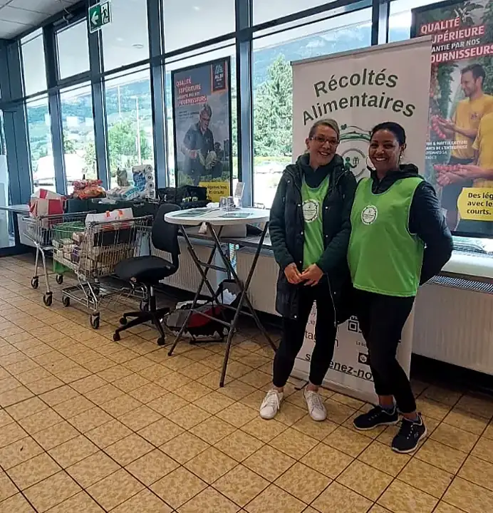 Deux bénévoles devant le stand de collecte chez Aldi