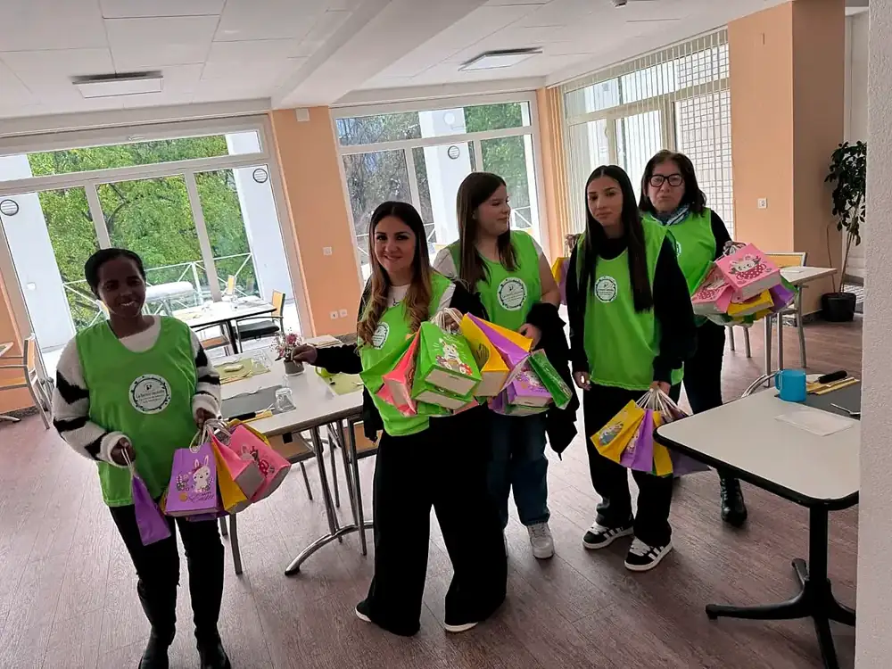 Bénévoles portant des sacs de cadeaux de Pâques pour les résidents d'un foyer de Sierre
